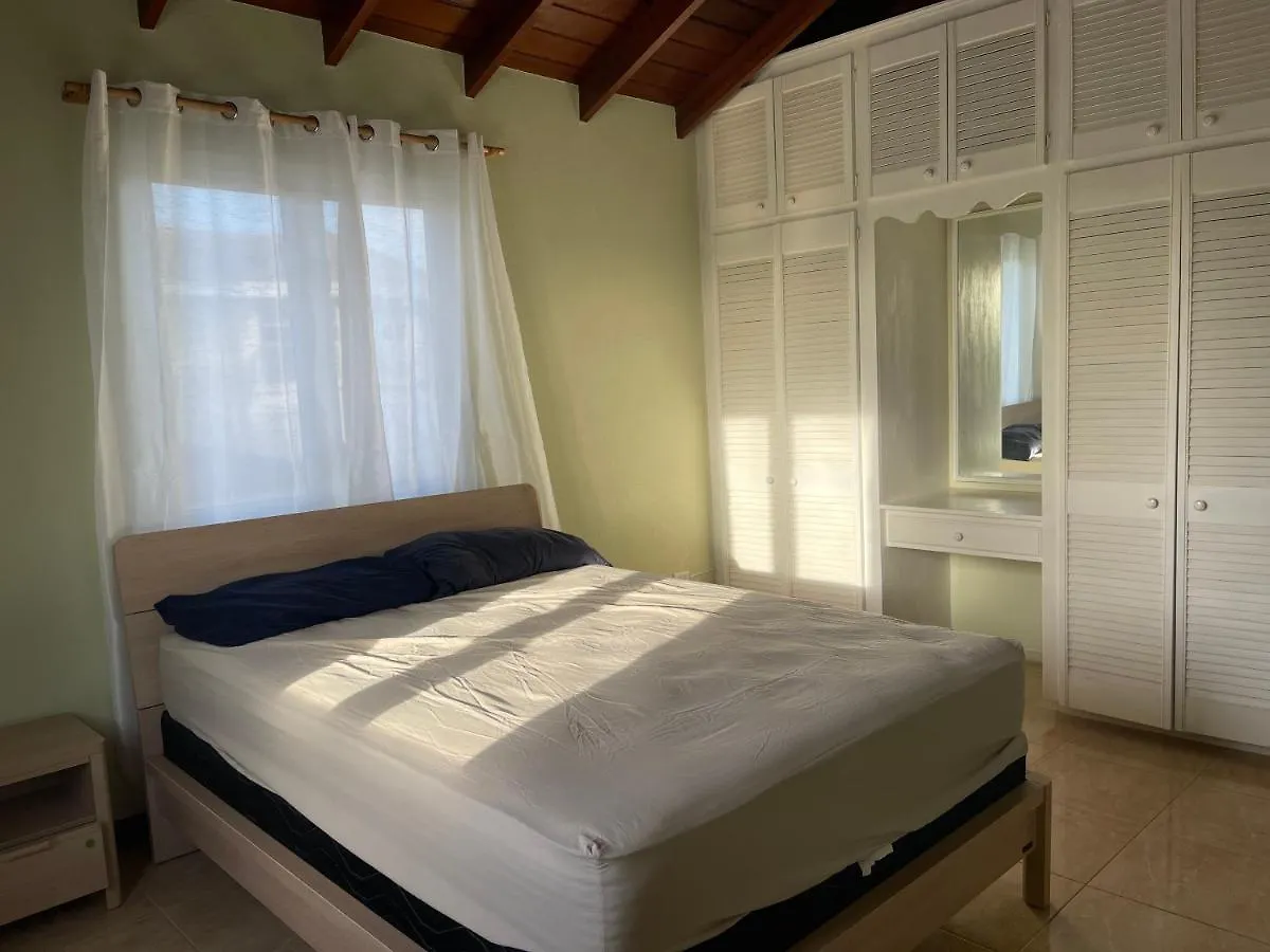 'Jasper' Private Room With Shared Bathroom St. Philip